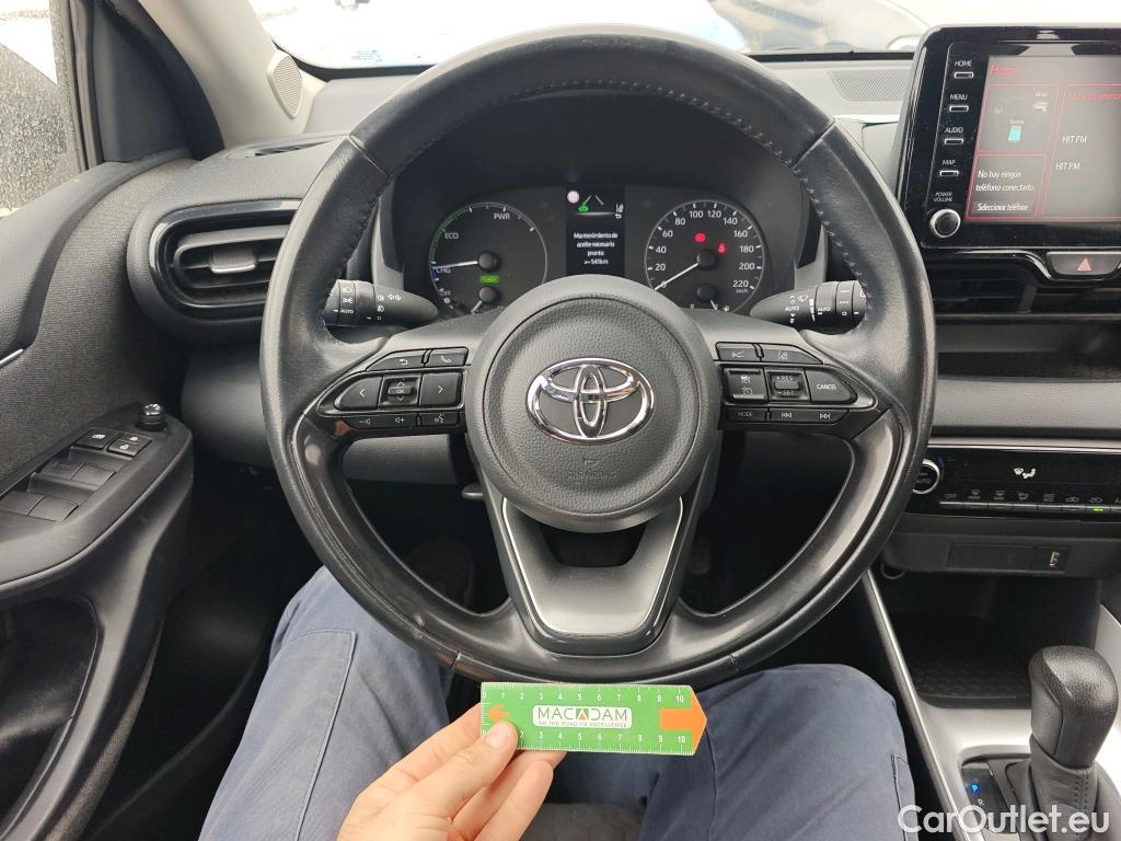  Toyota  Yaris TOYOTA  / 2020 / 5P / berlina con portón 1.5 120H Active Tech #40