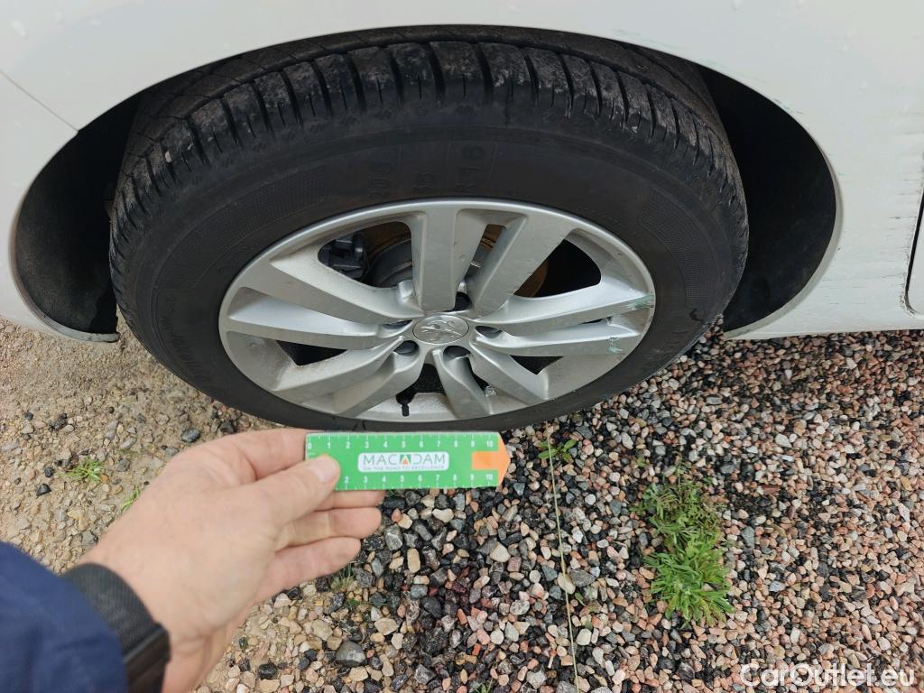  Peugeot  308 PEUGEOT  / 2017 / 5P / berlina con portón 5p Active Pack BlueHDi 130 S&S #10