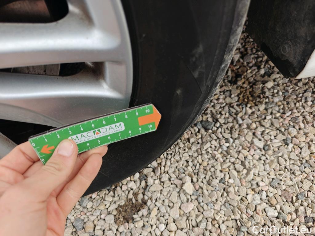  Toyota  Yaris TOYOTA  / 2020 / 5P / berlina con portón 1.5 120H Active Tech #39