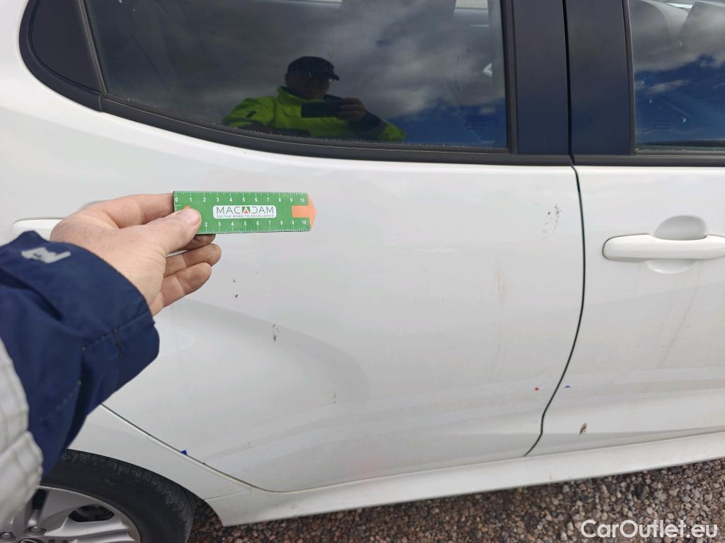  Toyota  Yaris TOYOTA  / 2020 / 5P / berlina con portón 1.5 120H Active Tech #23