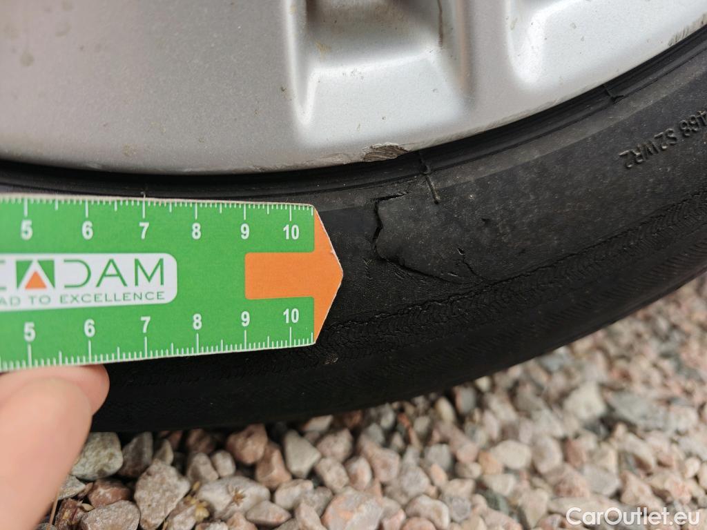  Toyota  Yaris TOYOTA  / 2020 / 5P / berlina con portón 1.5 120H Active Tech #37