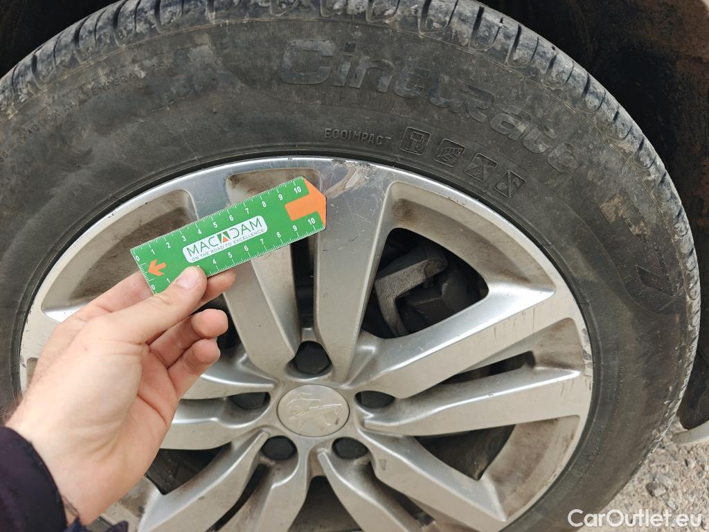  Peugeot  308 PEUGEOT  / 2017 / 5P / berlina con portón 5p Active Pack BlueHDi 130 S&S #17