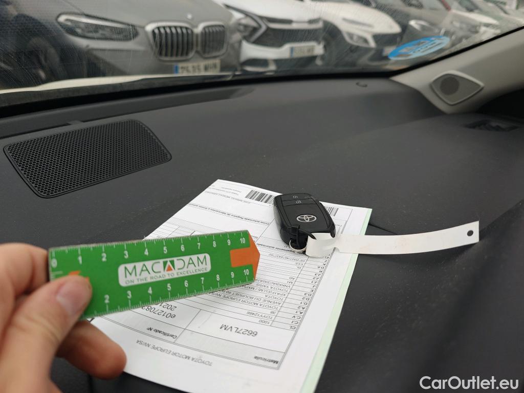  Toyota  Yaris TOYOTA  / 2020 / 5P / berlina con portón 1.5 120H Active Tech #1