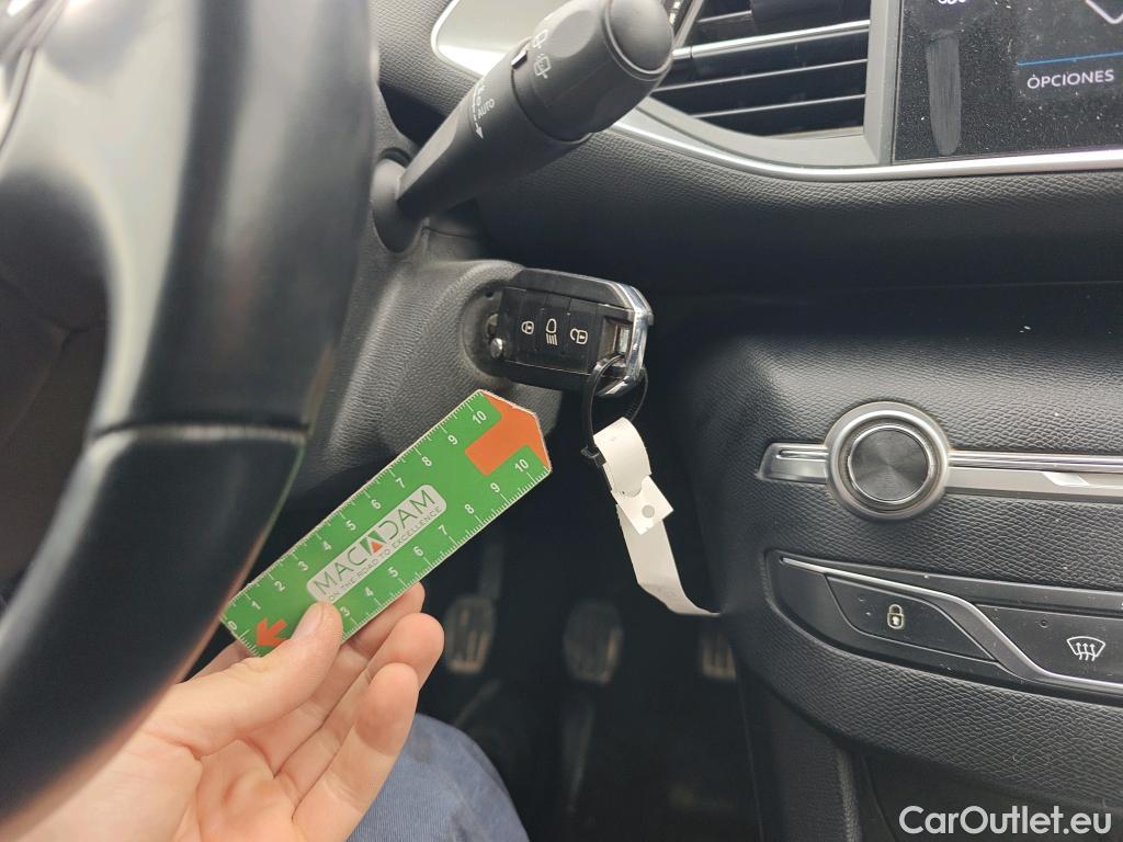  Peugeot  308 PEUGEOT  / 2017 / 5P / berlina con portón 5p Active Pack BlueHDi 130 S&S #2