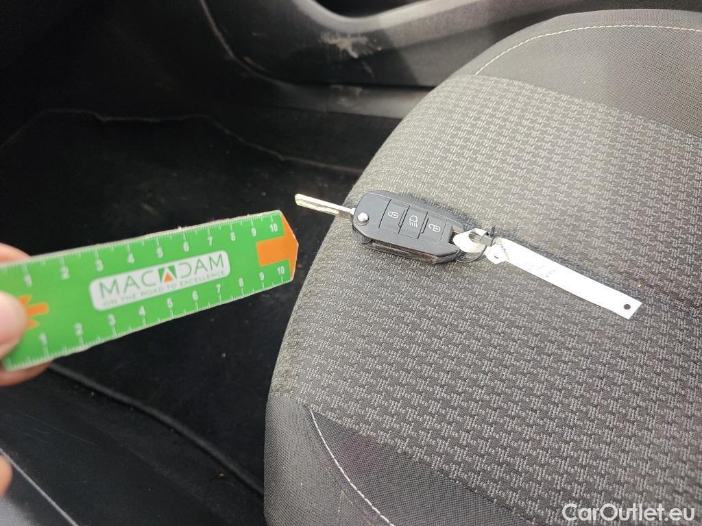  Peugeot  308 PEUGEOT  / 2017 / 5P / berlina con portón 5p Active Pack BlueHDi 130 S&S #2