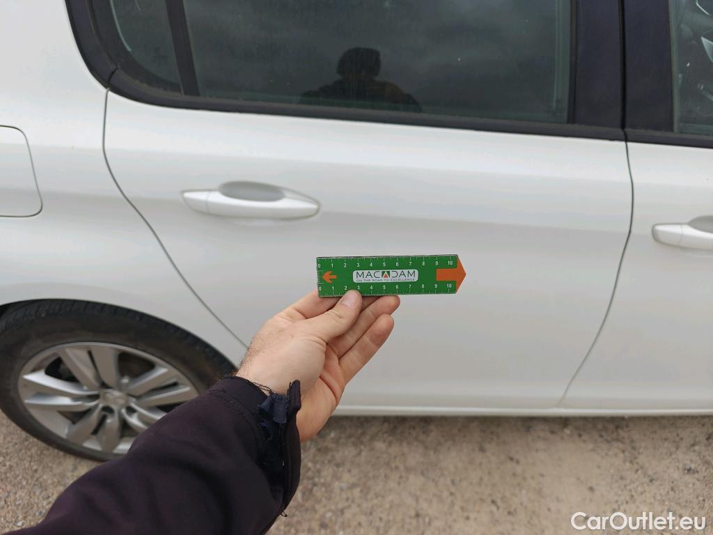  Peugeot  308 PEUGEOT  / 2017 / 5P / berlina con portón 5p Active Pack BlueHDi 130 S&S #43