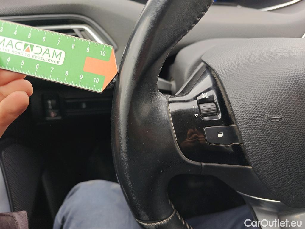  Peugeot  308 PEUGEOT  / 2017 / 5P / berlina con portón 5p Active Pack BlueHDi 130 S&S #25