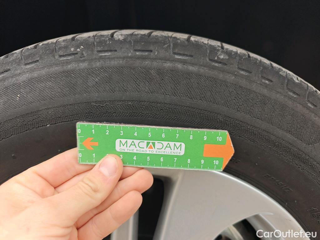  Toyota  Yaris TOYOTA  / 2020 / 5P / berlina con portón 1.5 120H Active Tech #34