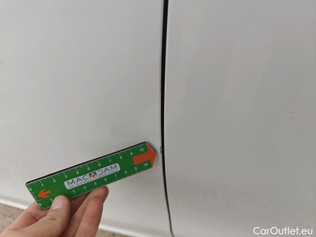  Peugeot  308 PEUGEOT  / 2017 / 5P / berlina con portón 5p Active Pack BlueHDi 130 S&S #46