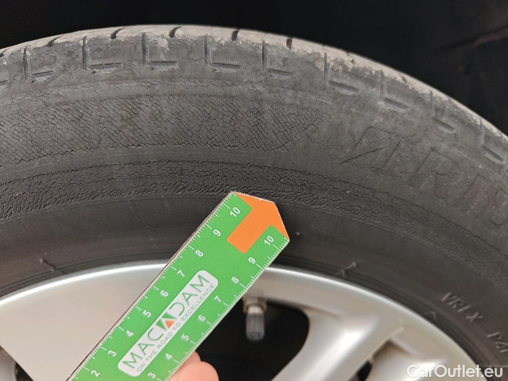  Toyota  Yaris TOYOTA  / 2020 / 5P / berlina con portón 1.5 120H Active Tech #56