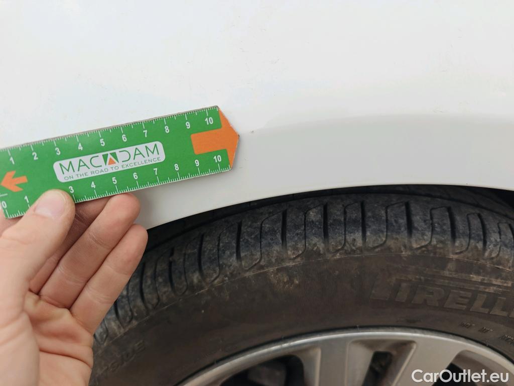  Peugeot  308 PEUGEOT  / 2017 / 5P / berlina con portón 5p Active Pack BlueHDi 130 S&S #32