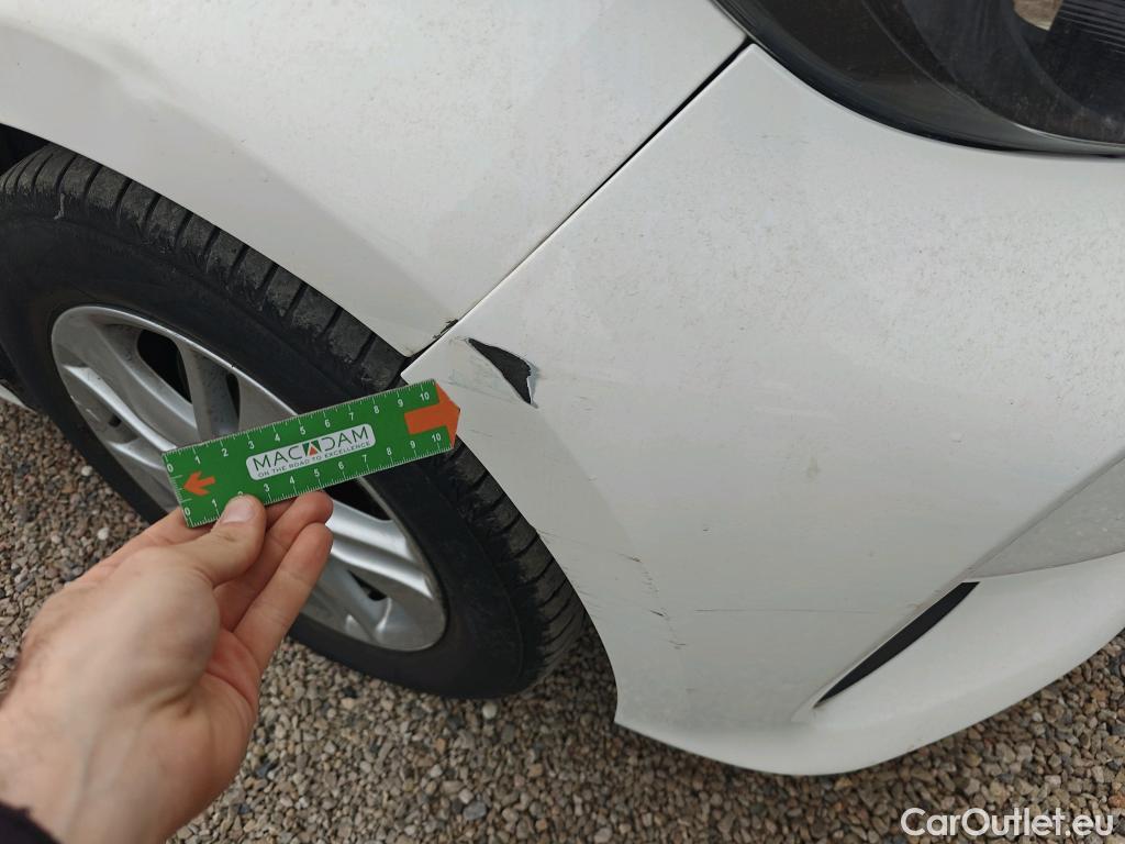  Toyota  Yaris TOYOTA  / 2020 / 5P / berlina con portón 1.5 120H Active Tech #50