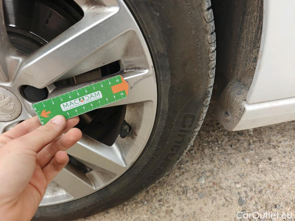  Peugeot  308 PEUGEOT  / 2017 / 5P / berlina con portón 5p Active Pack BlueHDi 130 S&S #34