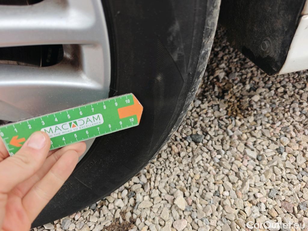  Toyota  Yaris TOYOTA  / 2020 / 5P / berlina con portón 1.5 120H Active Tech #38