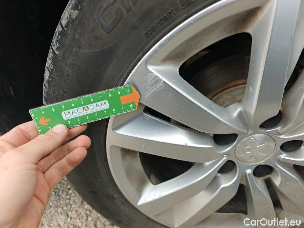  Peugeot  308 PEUGEOT  / 2017 / 5P / berlina con portón 5p Active Pack BlueHDi 130 S&S #40