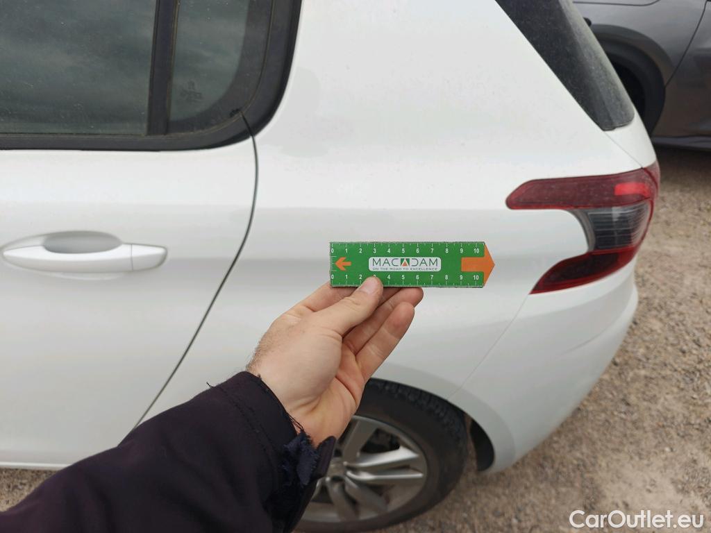  Peugeot  308 PEUGEOT  / 2017 / 5P / berlina con portón 5p Active Pack BlueHDi 130 S&S #37