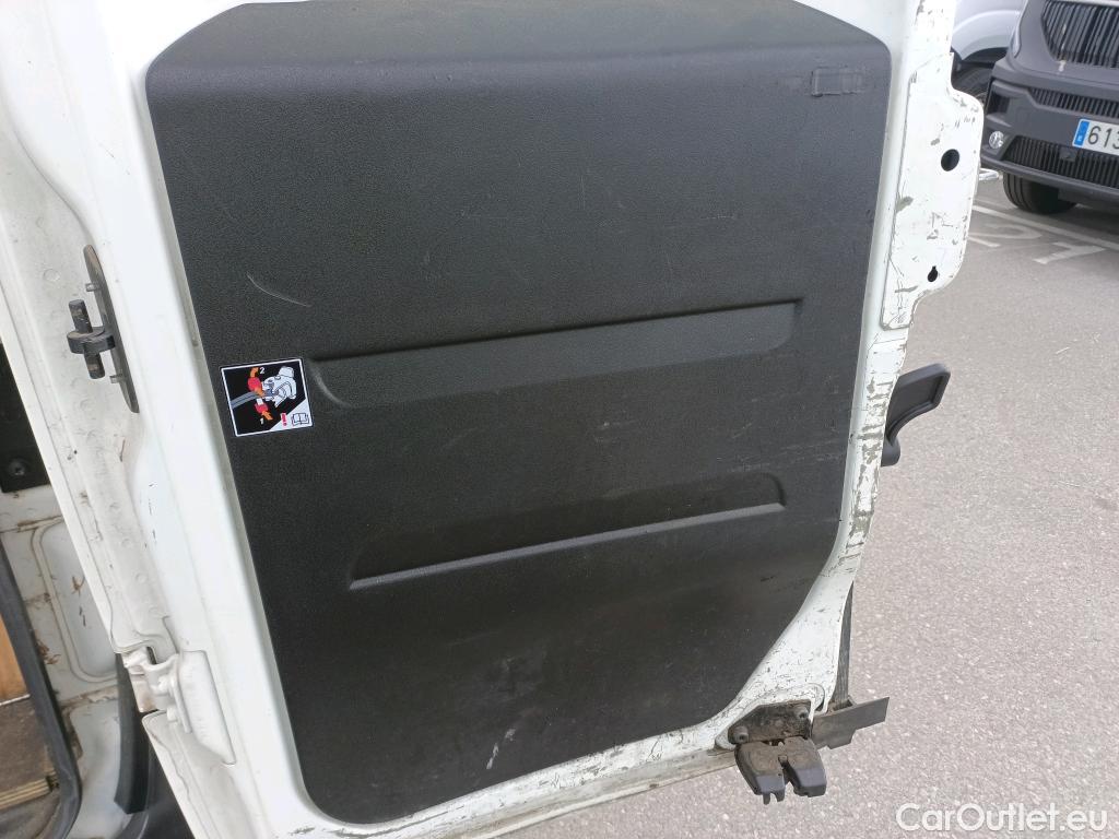  Fiat  Doblo FIAT Doblò Cargo/2015/3P/furgón derivado de turismo Cargo Base 1.6 Mjet 66kW (90CV) #28