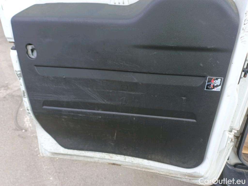  Fiat  Doblo FIAT Doblò Cargo/2015/3P/furgón derivado de turismo Cargo Base 1.6 Mjet 66kW (90CV) #23