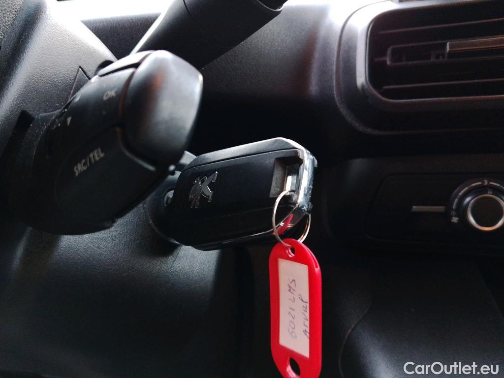  Peugeot  Partner PEUGEOT  / 2018 / 3P / furgón derivado de turismo Pro Standard 600kg BlueHDi 73kW (AC) #1