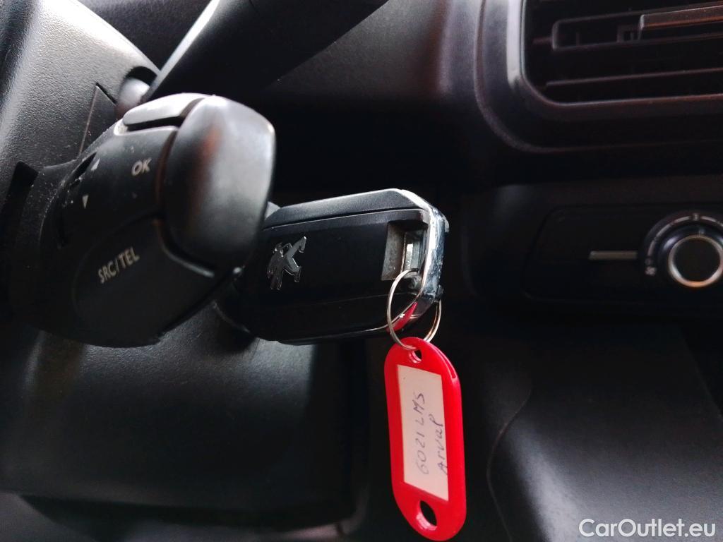  Peugeot  Partner PEUGEOT  / 2018 / 3P / furgón derivado de turismo Pro Standard 600kg BlueHDi 73kW (AC) #2