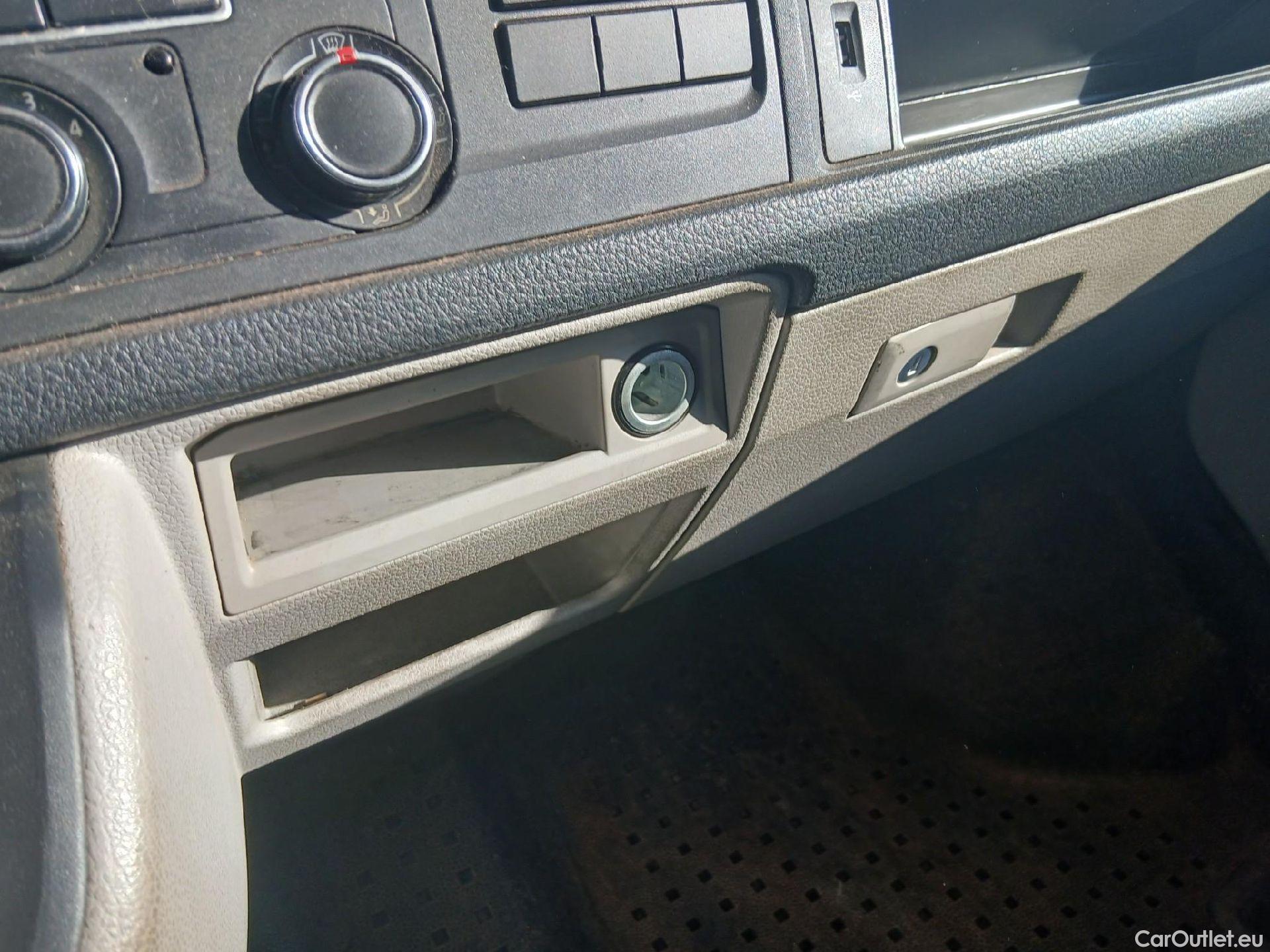  Volkswagen  Transporter VOLKSWAGEN  / 2015 / 4P / furgón Furgón Corto TN 2.0 TDI 110kW BMT 4Mot #41