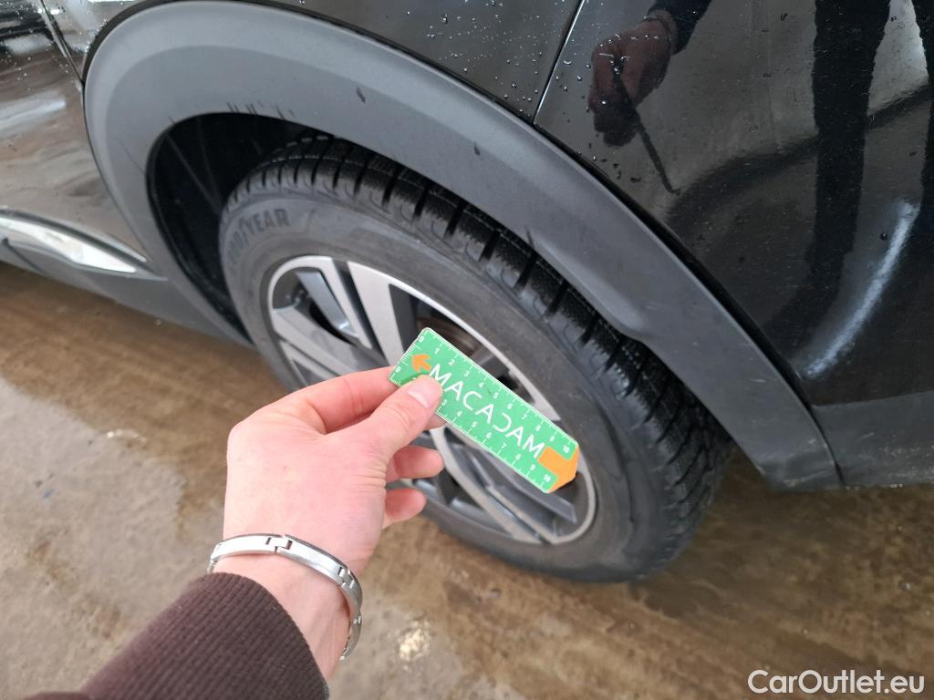  Peugeot  3008 PEUGEOT  / 2020 / 5P / SUV 1.6 HYBRID 225 E-EAT8 Allure Pack #29