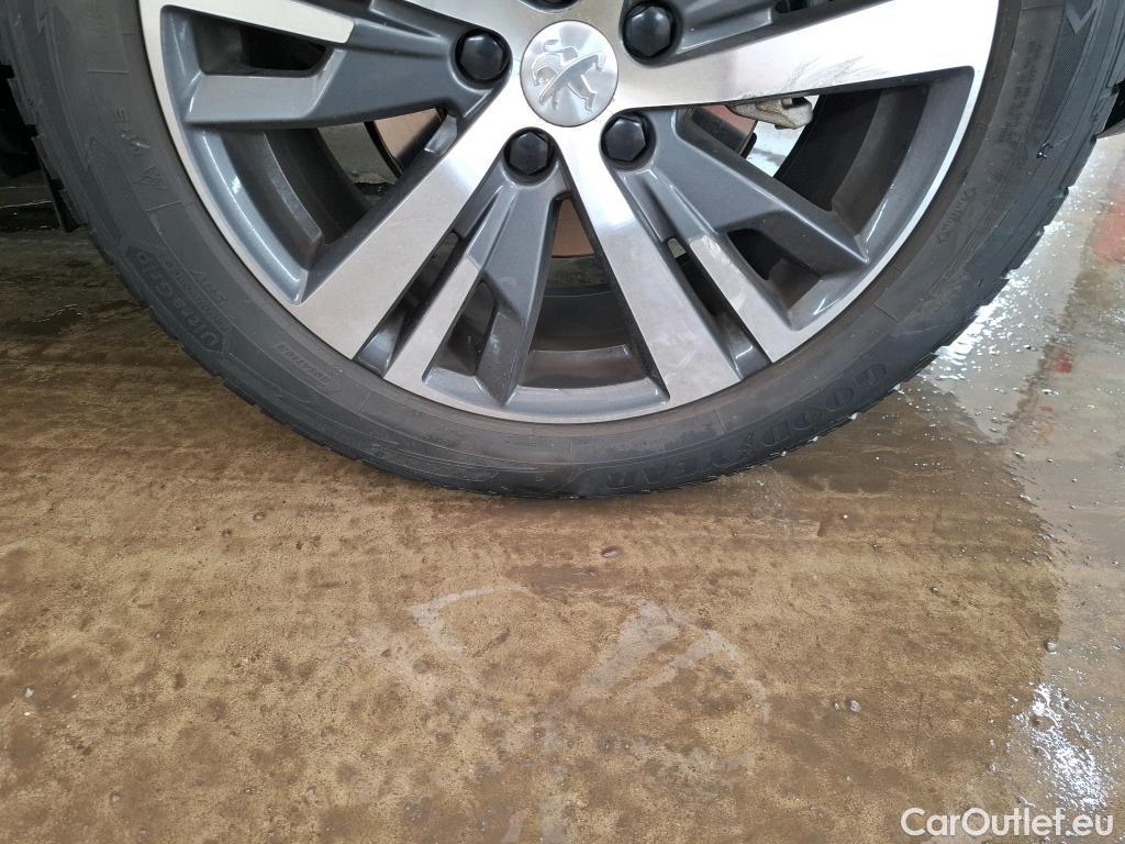  Peugeot  3008 PEUGEOT  / 2020 / 5P / SUV 1.6 HYBRID 225 E-EAT8 Allure Pack #16