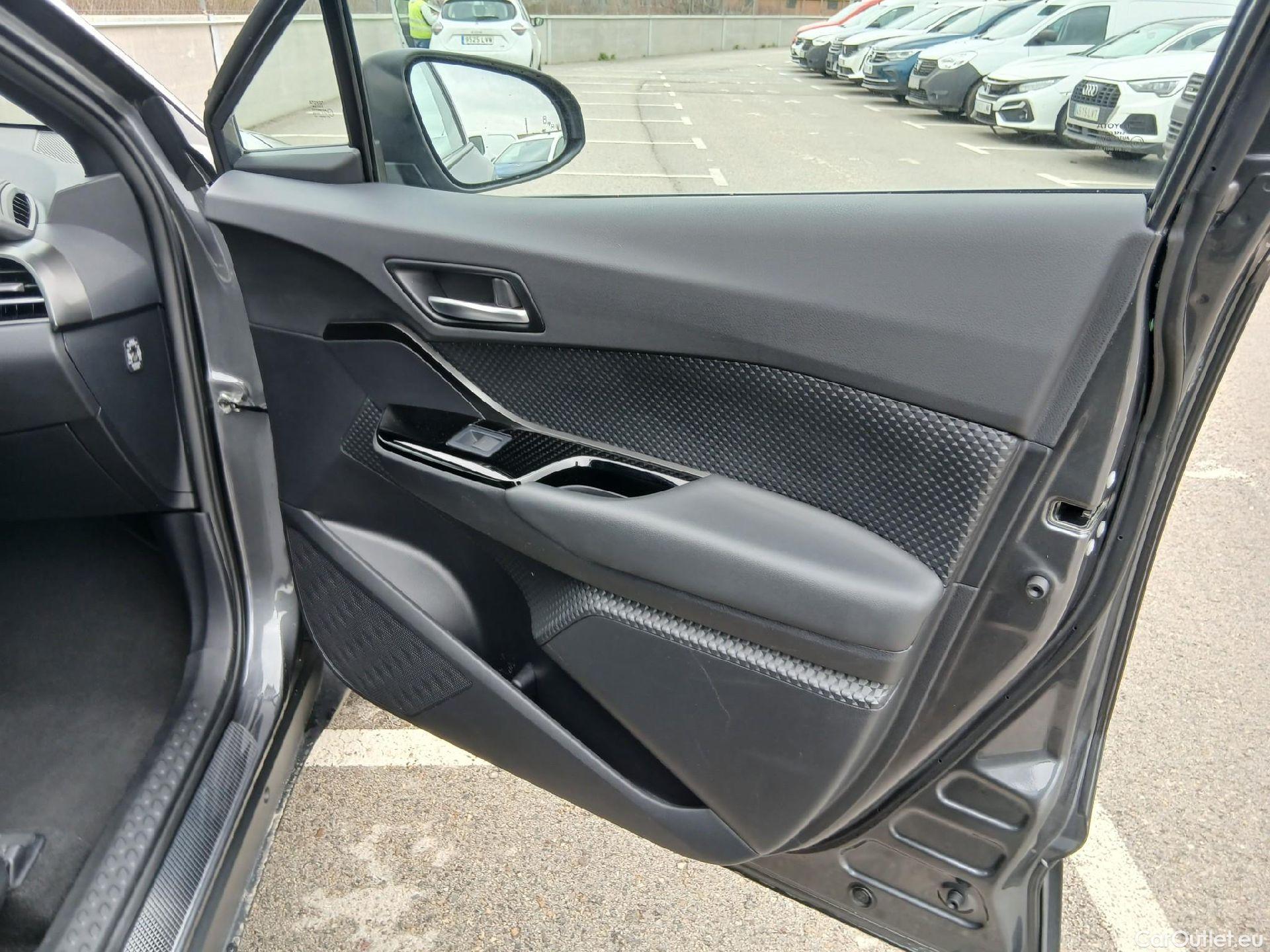  Toyota  C-HR TOYOTA  / 2019 / 5P / todoterreno 2.0 180H Advance #48