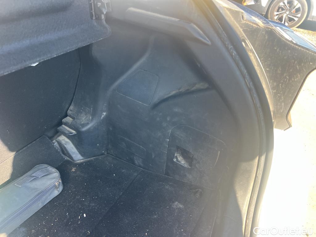  Toyota  Yaris TOYOTA  / 2020 / 5P / berlina con portón 1.5 120H Business Plus #28