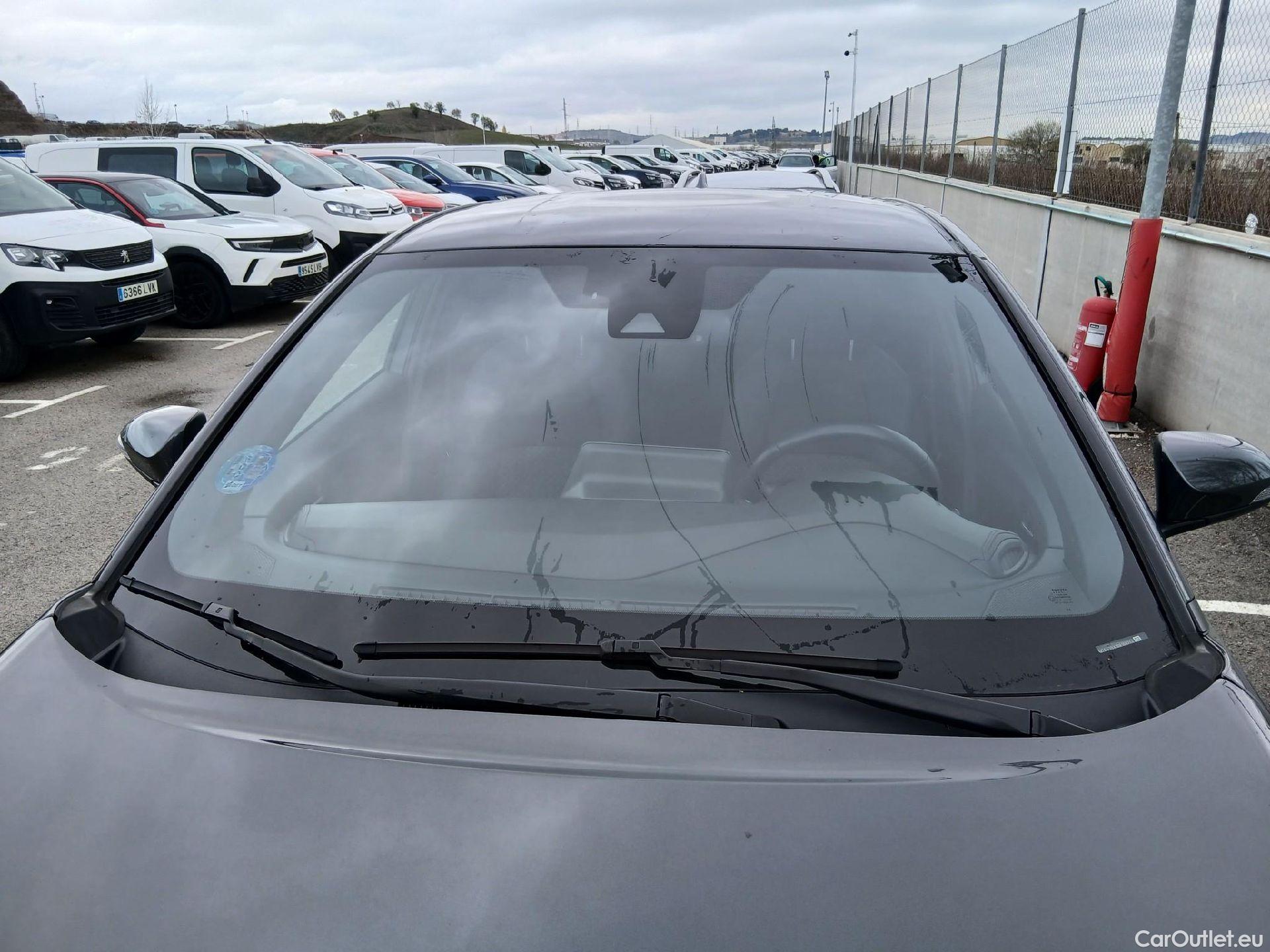  Toyota  C-HR TOYOTA  / 2019 / 5P / todoterreno 2.0 180H Advance #3