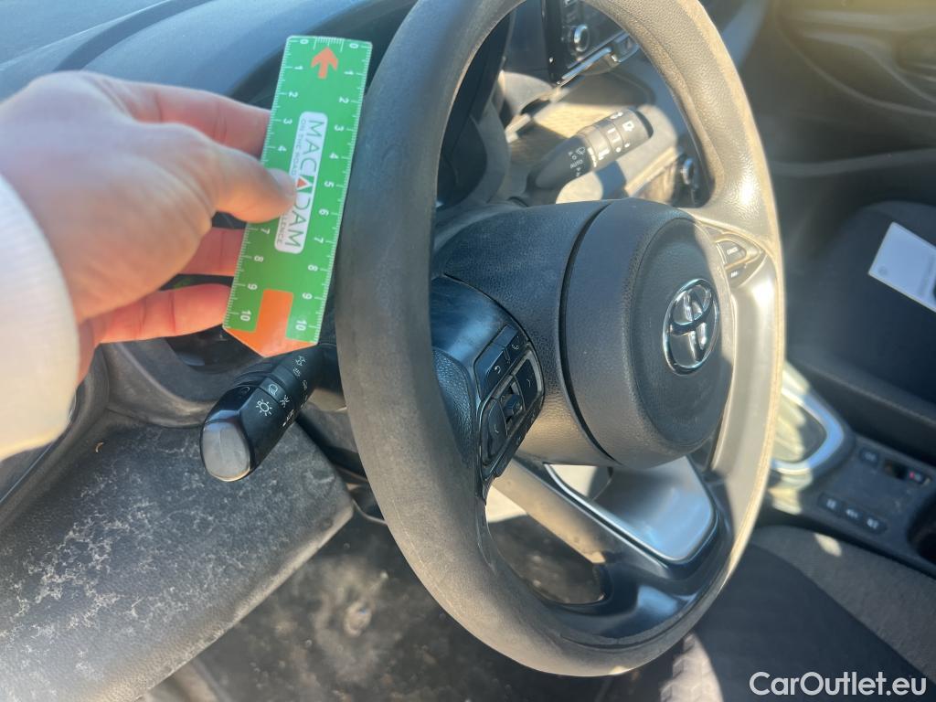  Toyota  Yaris TOYOTA  / 2020 / 5P / berlina con portón 1.5 120H Business Plus #35