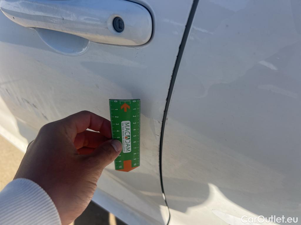  Toyota  Yaris TOYOTA  / 2020 / 5P / berlina con portón 1.5 120H Business Plus #12