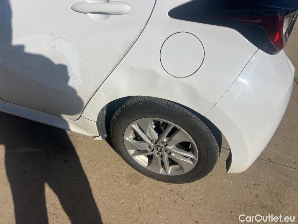  Toyota  Yaris TOYOTA  / 2020 / 5P / berlina con portón 1.5 120H Business Plus #3