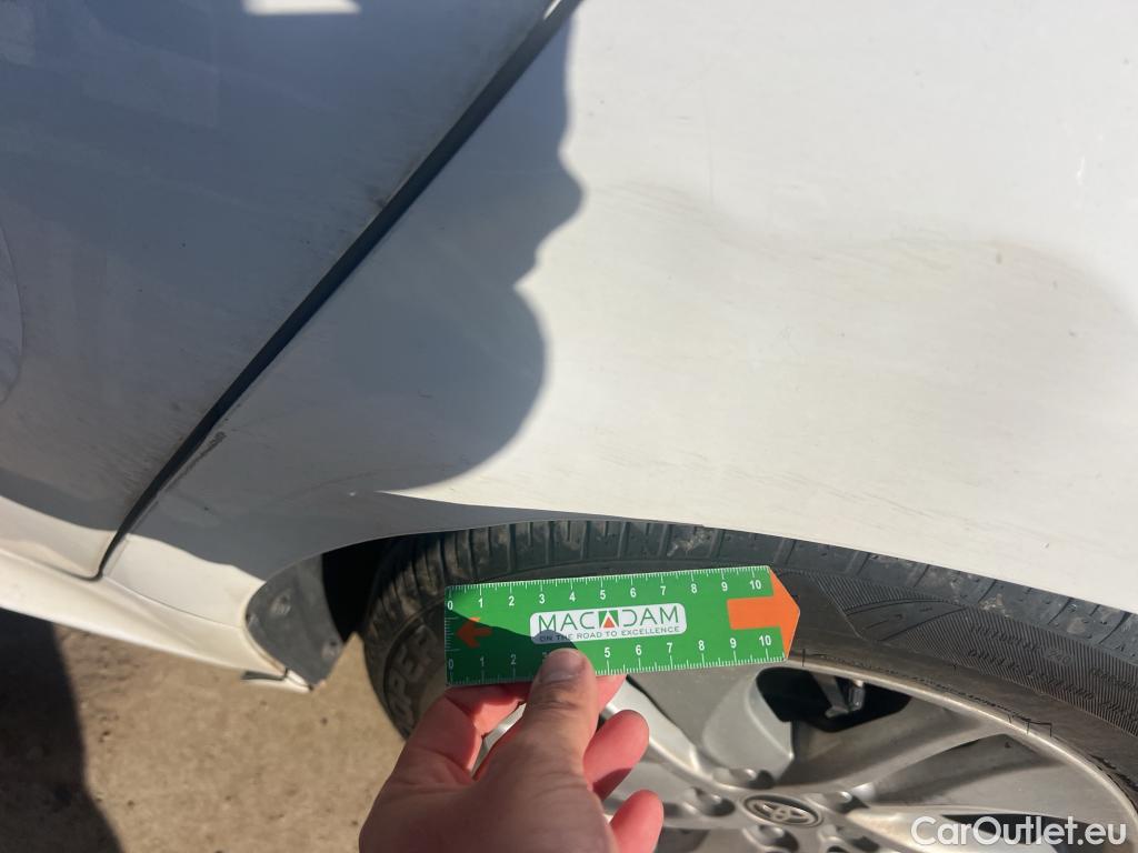  Toyota  Yaris TOYOTA  / 2020 / 5P / berlina con portón 1.5 120H Business Plus #4