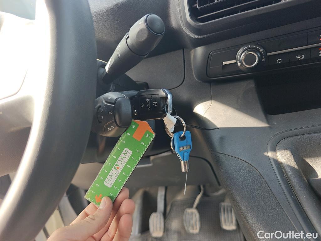  Peugeot  Partner PEUGEOT  / 2018 / 3P / furgón derivado de turismo Pro Standard 600kg BlueHDi 73kW (AC) #2