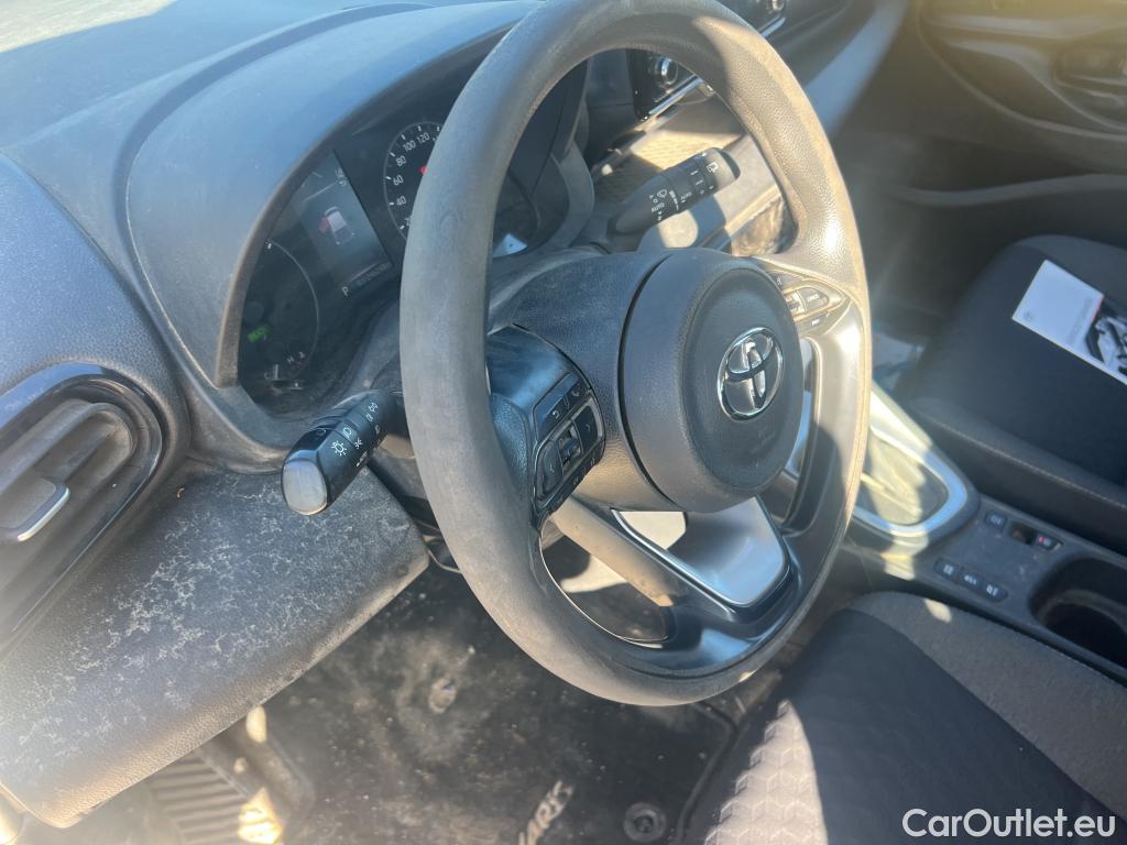  Toyota  Yaris TOYOTA  / 2020 / 5P / berlina con portón 1.5 120H Business Plus #34