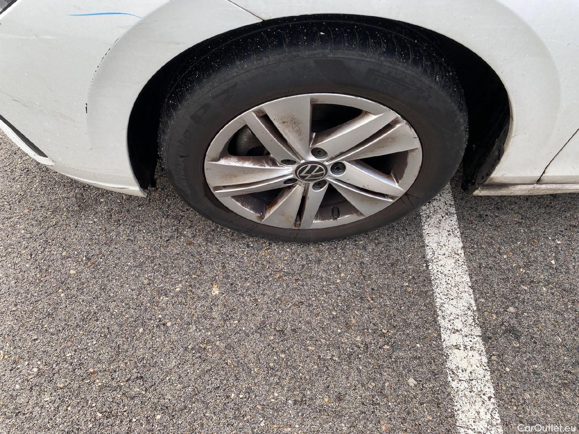  Volkswagen  Golf  VOLKSWAGEN / 2020 / 5P / berlina con portón 2.0 TDI 85kW (115CV) #16