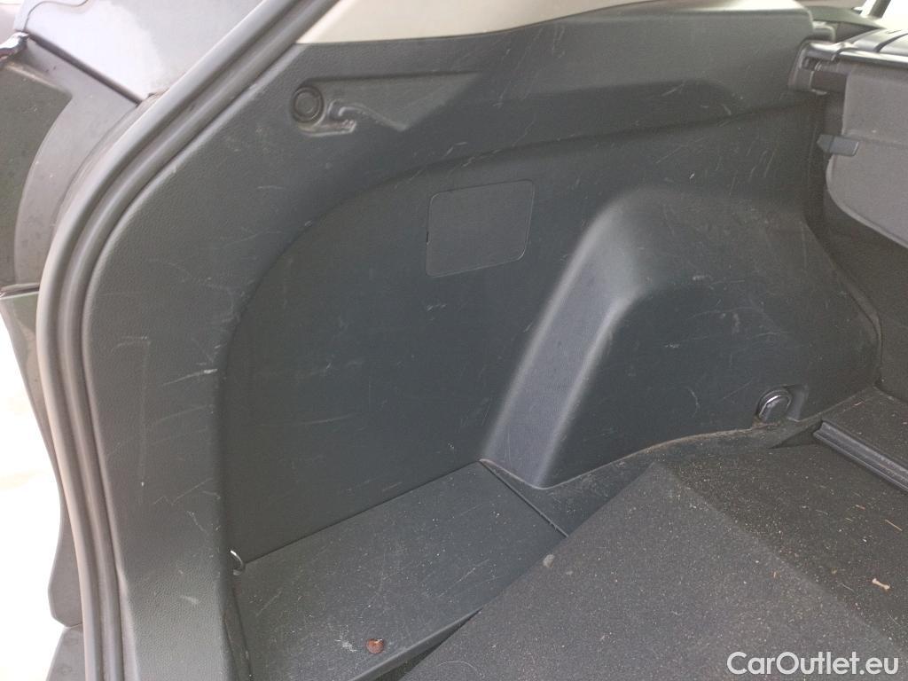  Toyota  RAV4 TOYOTA  / 2018 / 5P / todoterreno 2.5l 220H Business 4WD #37