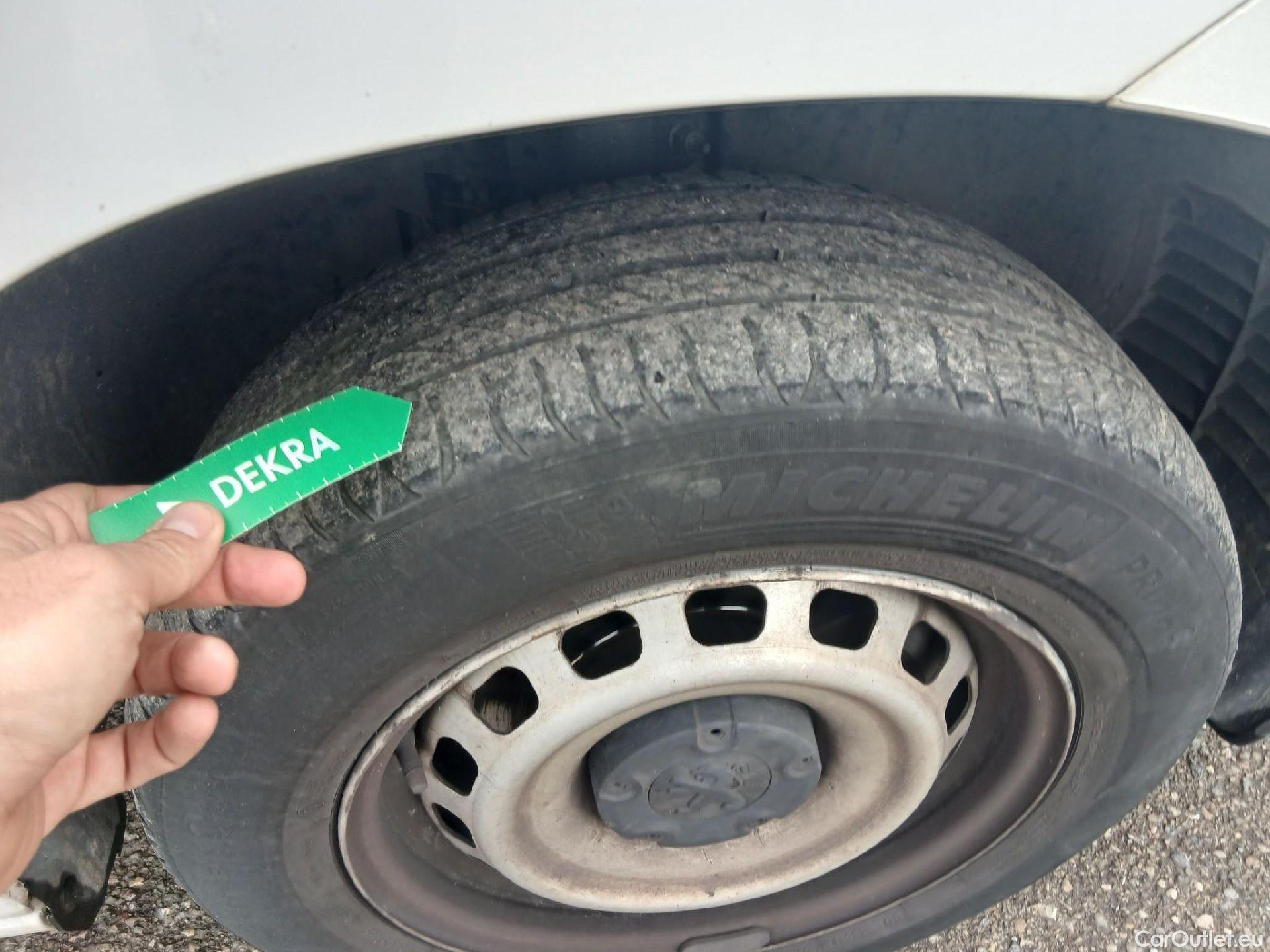  Peugeot  Partner PEUGEOT  / 2018 / 3P / furgón derivado de turismo Pro Standard 600kg BlueHDi 73kW (AC) #30