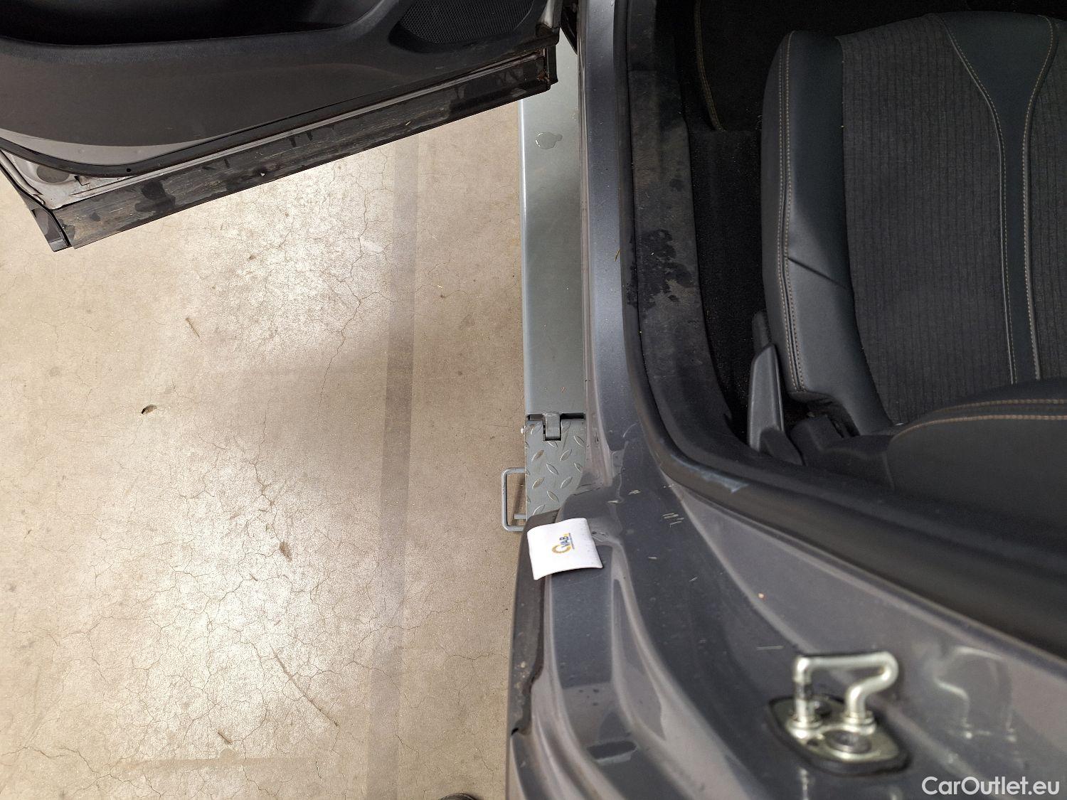  Peugeot  5008 Peugeot,  '16, Peugeot  1.5 BlueHDi 96kW S&S EAT8 GT Line 5d 7pl #49