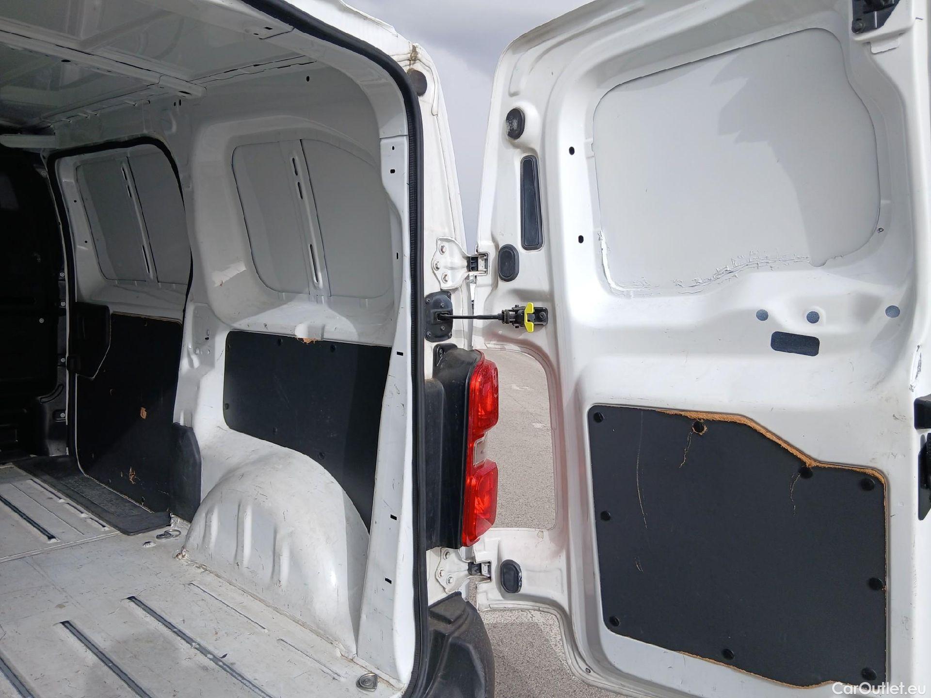  Opel  Vivaro OPEL  / 2019 / 4P / furgón 1.5 Diésel 74kW (100CV) M Std Express #23