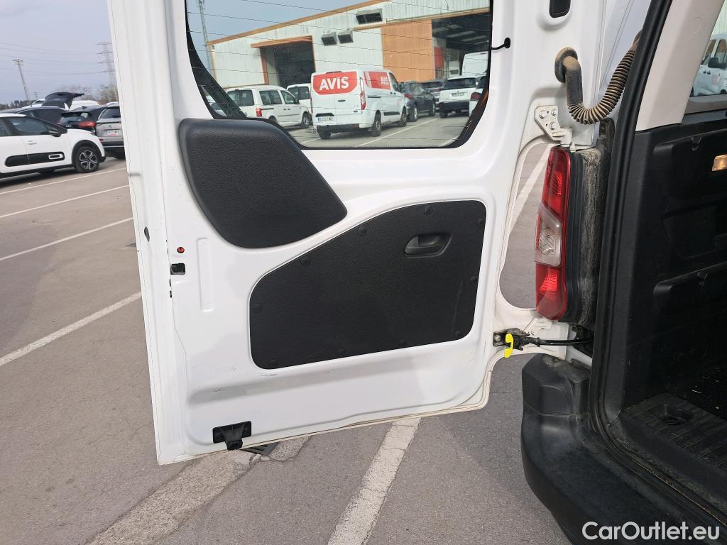 Citroen  Berlingo CITROEN  / 2018 / 4P / combi Talla M BlueHDi 100 LIVE (AC) #29