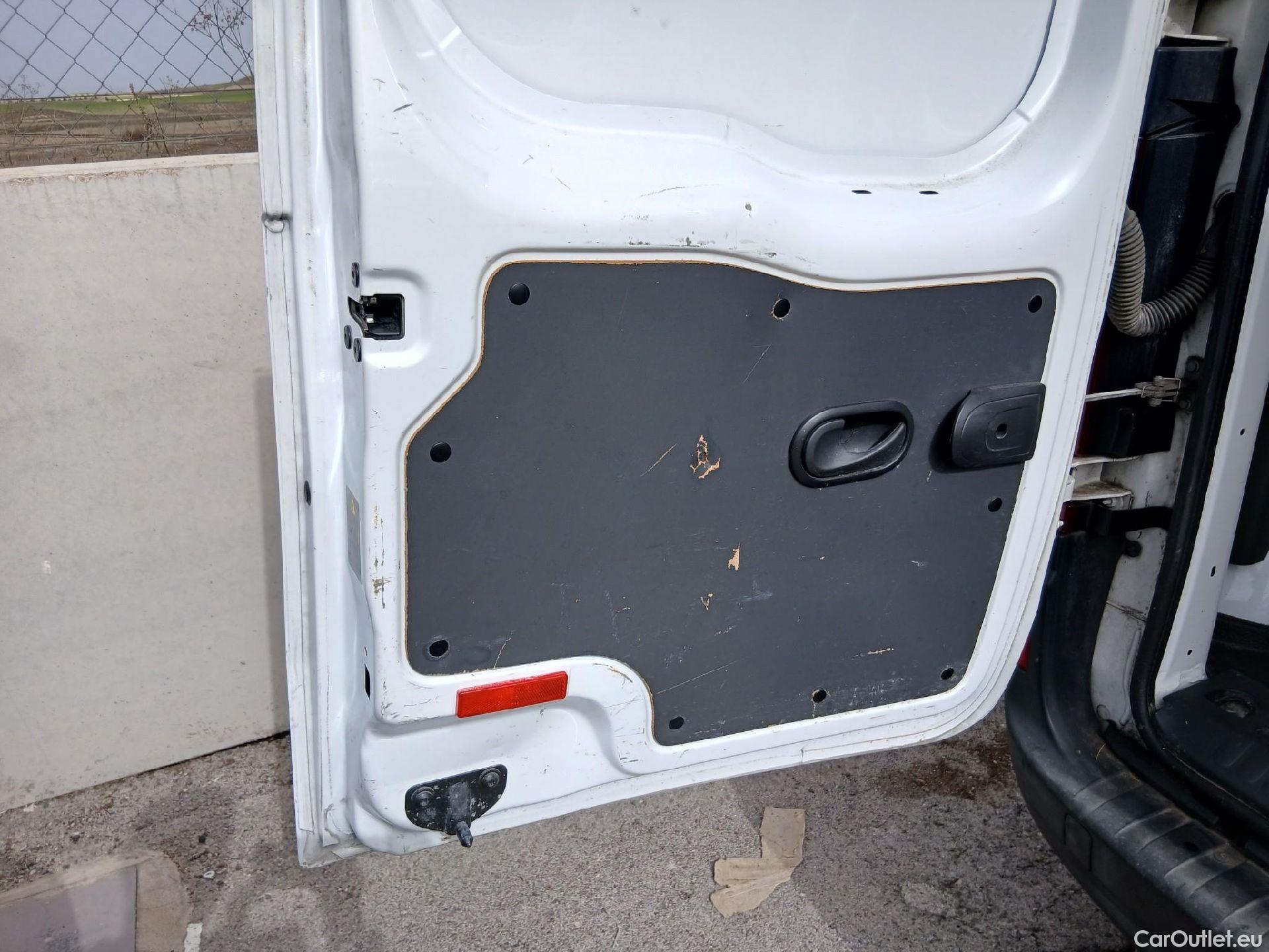  Mercedes  Citan MERCEDES-BENZ  / 2012 / 4P / furgón derivado de turismo 109 CDI Furgón Largo #17