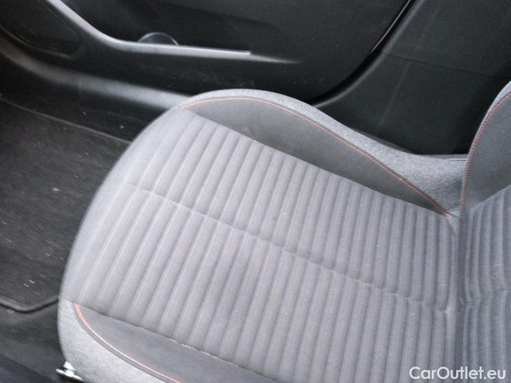  Peugeot  208 PEUGEOT  / 2019 / 5P / berlina con portón BlueHDi 73kW (100CV) Business Line #36