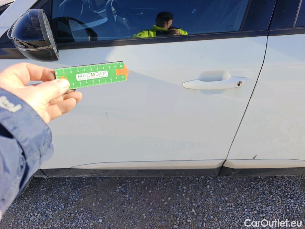  Peugeot  2008 PEUGEOT  / 2019 / 5P / todoterreno Allure BlueHDI 81kW (110CV) #14