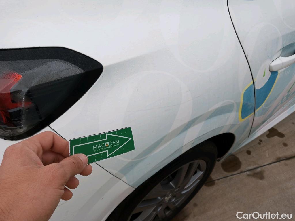  Peugeot  208 PEUGEOT  / 2019 / 5P / berlina con portón BlueHDi 73kW (100CV) Business Line #32