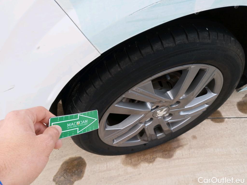  Peugeot  208 PEUGEOT  / 2019 / 5P / berlina con portón BlueHDi 73kW (100CV) Business Line #16