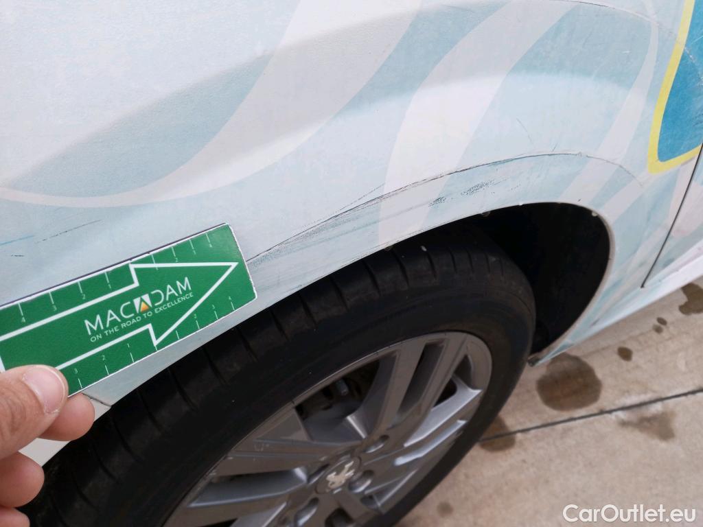  Peugeot  208 PEUGEOT  / 2019 / 5P / berlina con portón BlueHDi 73kW (100CV) Business Line #31