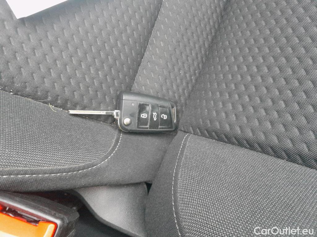  Volkswagen  Polo VOLKSWAGEN  / 2017 / 5P / berlina con portón Advance 1.0 TSI 70kW (95CV) #2