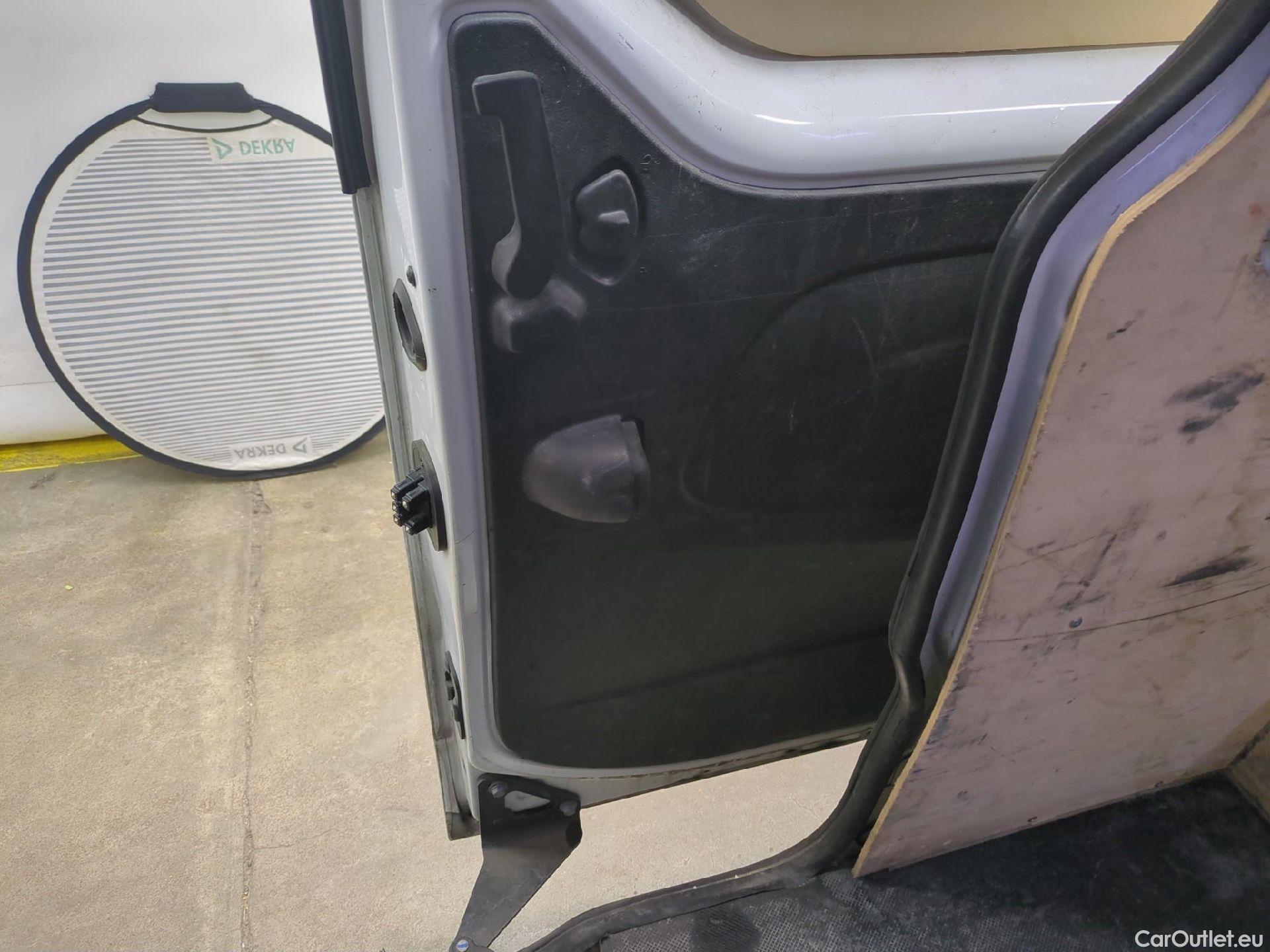  Renault  Trafic RENAULT  / 2019 / 4P / Fourgon tole FG GCF L2H2 1200 Energy dCi 145 E6 #40